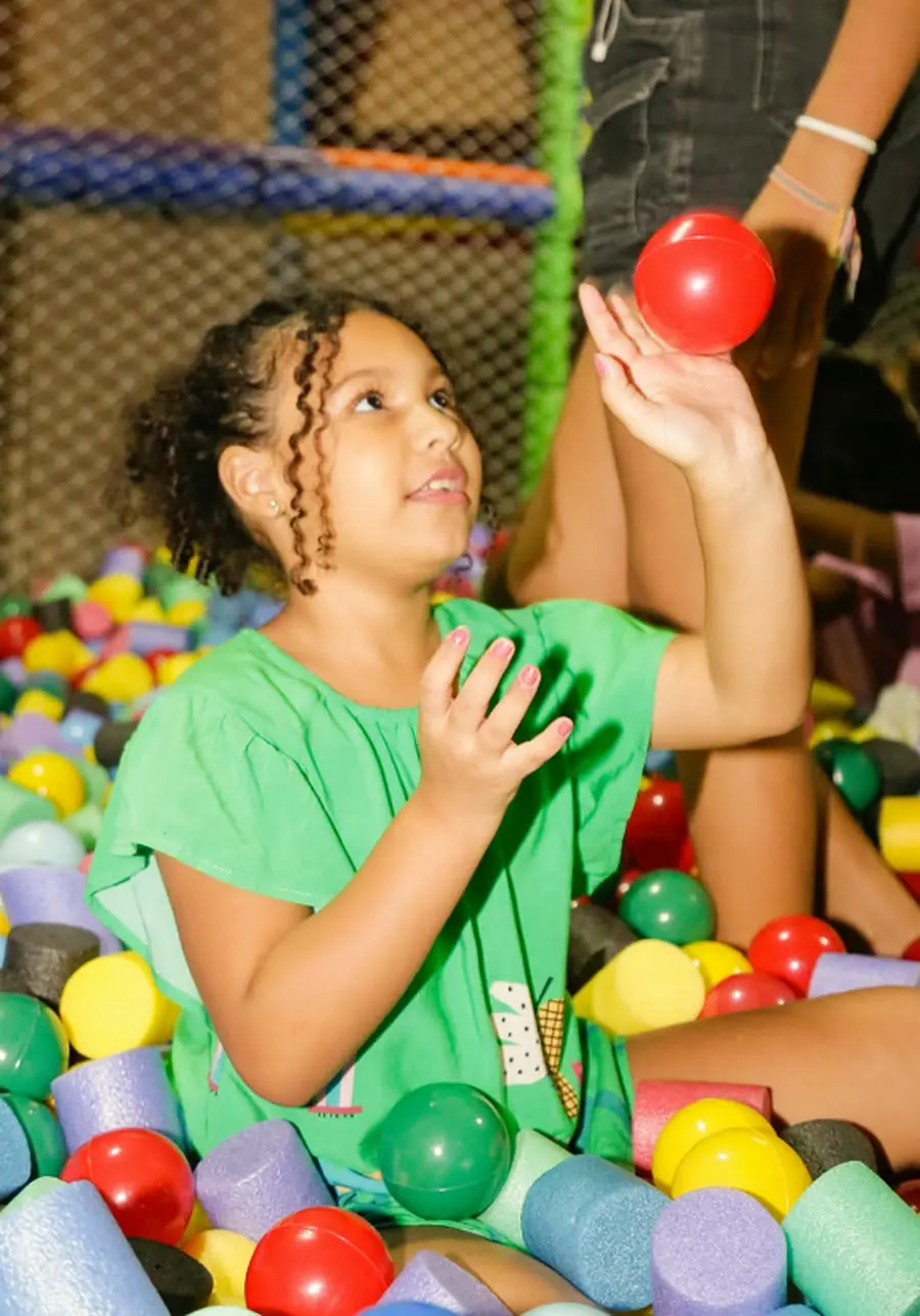 Criança brincando na piscina de bolinhas do PlayKids